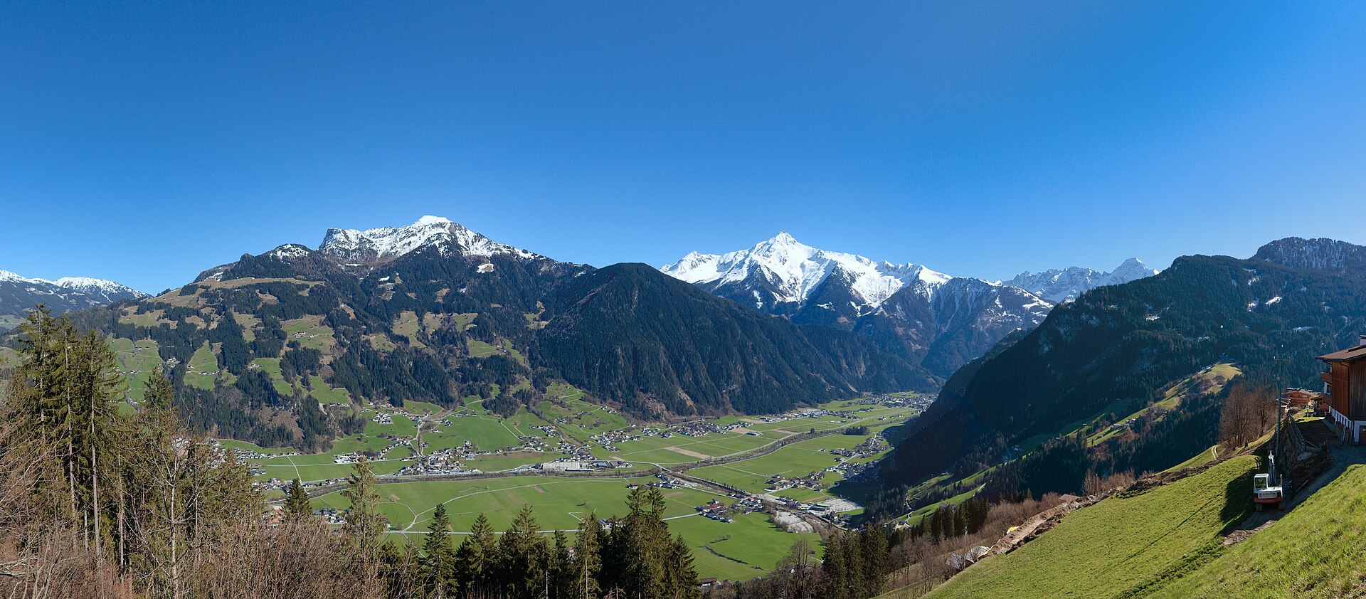 Panoramablick über das Zillertal in Tirol